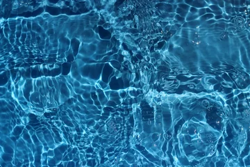 Fototapeten Sun reflections in blue pool water from above © gojalia