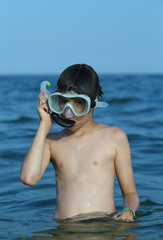 child has fun with the diver mask © ChiccoDodiFC