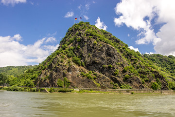 Flaggen wehen auf dem Gipfel des Loreleyfelsen am Rhein