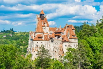 Fototapeta premium Panoramic view over the famous Bran castle (Dracula)
