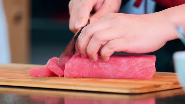 Девушка готовит суши