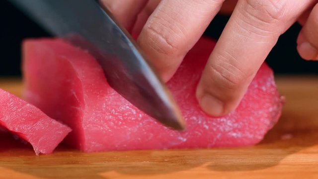Девушка готовит суши