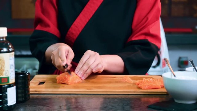 Девушка готовит суши