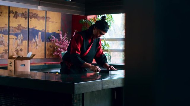 Девушка готовит суши