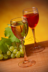 vino bianco e vino rosso nei calici