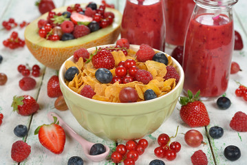Corn flakes with berries