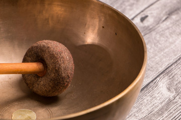 Eine gro&szlig;e Klangschale zur Therapie