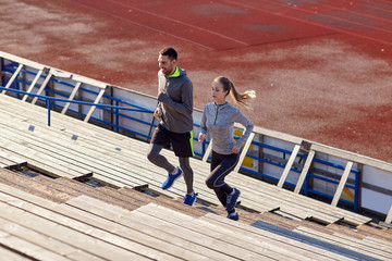 Obraz premium couple running upstairs on stadium