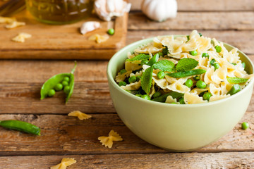 farfalle pasta with green peas and mint
