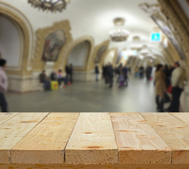 Obraz premium wood table top on blur background of train station in moscow