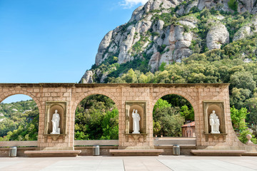 Fototapeta na wymiar Statues on square in Montserrat monastery