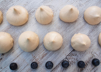 Small spiral meringues with berries