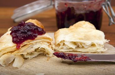 Frühstücks-Croissant mit hausgemachter Kirsch-Marmelade