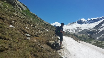 Fototapeta na wymiar Arrivée au sommet dans les alpes