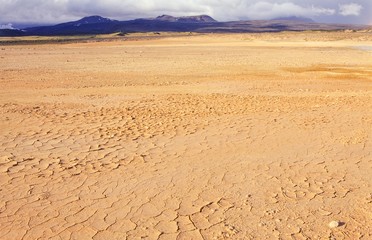 Wüste Sandfläche im Hochtemperaturgebiet Hverarönd/ Hverir/ Námaskarð/ Namaskard, Norðurland eystra, Nordisland, Island (Iceland) 