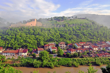 Fototapeta na wymiar View of houses and castle of Veliko Tarnovo