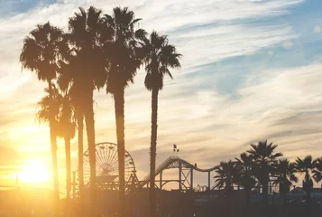Gartenposter Santa Monica Pier mit Palmensilhouetten © oneinchpunch