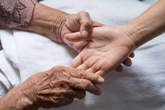 hold hands(3) old women and young women