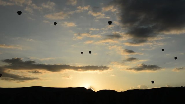 balonlar ve g&uuml;ndoğumu manzarası