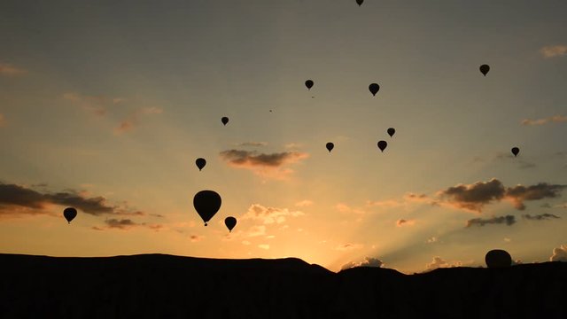 kapadokyada balonlar ve g&uuml;ndoğumu manzarası