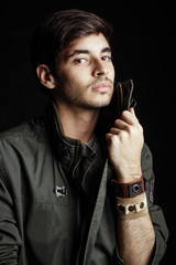 Retrato de joven moreno 