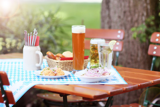 Biergarten mit Wurstsalat, Obazter und Bier