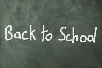Fototapeta premium auf einer Tafel steht Back to School