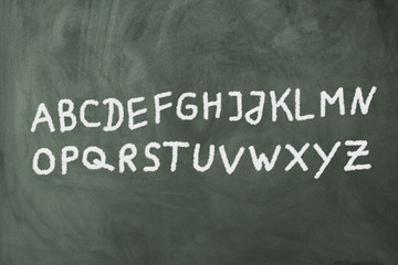 Obraz premium auf einer Tafel steht das Alphabet