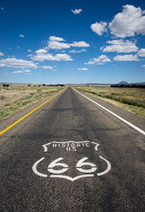 Historische US Route 66 die door een landelijk gebied in de staat Arizona loopt.