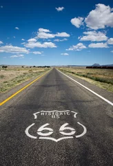 Deurstickers Route 66 Historische US Route 66 die door een landelijk gebied in de staat Arizona loopt.