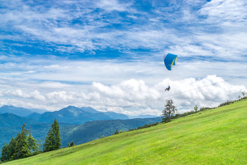 Gleitschirmflieger und Sesselbahn in Österreich