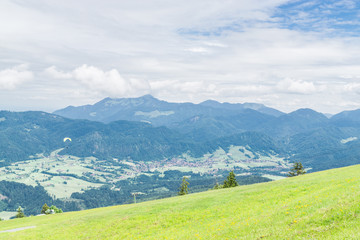Gleitschirmflieger und Sesselbahn in Österreich