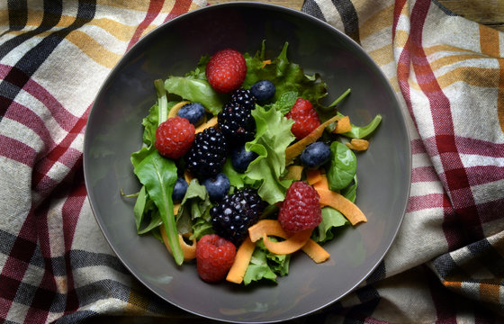 Salad with mixed berries Karışık meyveleri salata Insalata ai frutti di bosco Ensalada con mezcla de bayas Salat mit gemischten beeren Salade de petits fruits m&eacute;lang&eacute;s Salade met gemengde bessen