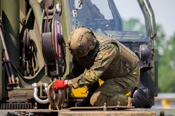 Soldat arbeitet an einem Kran