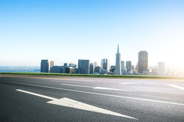 Fototapeta premium empty road with cityscape and skyline of san francisco in sunny
