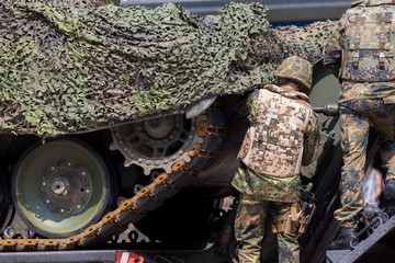 Soldat repariert einen Panzer