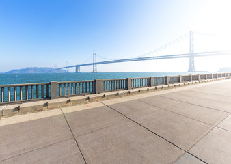 Fototapeta premium empty floor with bay bridge in sunny day