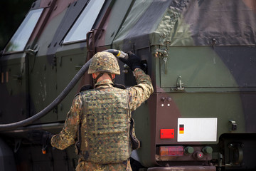 Soldat betankt gepanzertes Fahrzeug