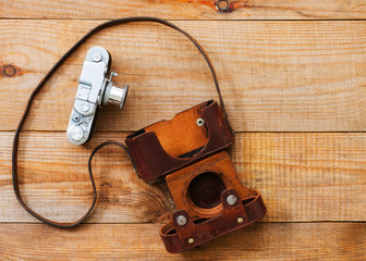 Obraz premium Very old film camera on brown wooden background