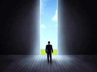 Obraz premium businessman walking to open gate