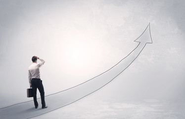 Obraz premium Business man standing on drawn arrow
