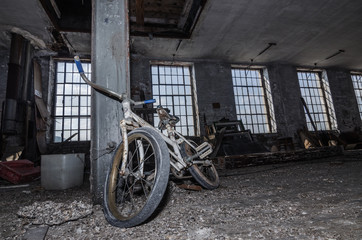 Fototapeta na wymiar fahrrad in fabrik