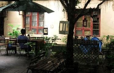Homme mangeant seul dans un jardin intérieur.
