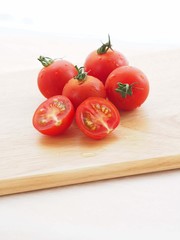 カットしたミディトマト