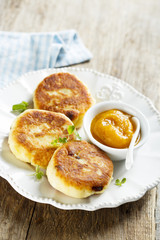 Cottage cheese pancakes with raisins and fruit sauce
