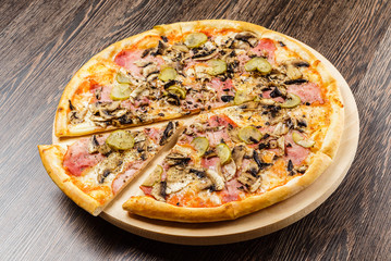 pizza on teh wood background