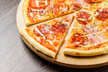 pizza on teh wood background