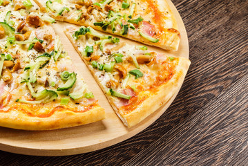 pizza on teh wood background