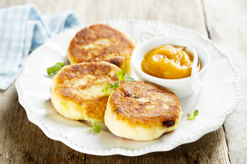 Cottage cheese pancakes with raisins and fruit sauce