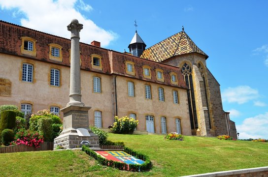 Monuments aux morts et blason, Ambierle (Loire)